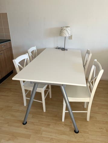 Witte eettafel met 4 stoelen