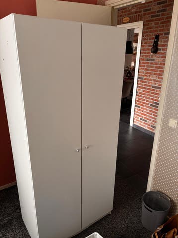 Witte kledingkast met twee deuren (GRATIS)