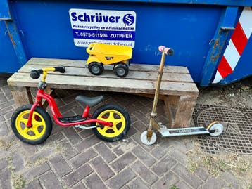 Loopfiets, stepje en speelgoed vrachtwagen