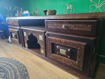 Uniek handgesneden houten tv-meubel met oosterse details
