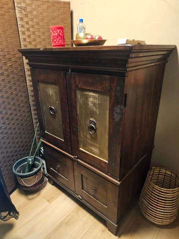 Unieke houten kast met messing accenten