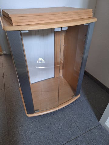 Gratis TV-meubel met 4 planken en magneetsluiting