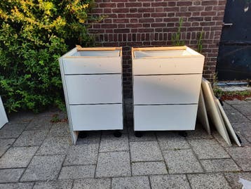 2 Keukenkasten met lades en meer, GRATIS.Moet weg.