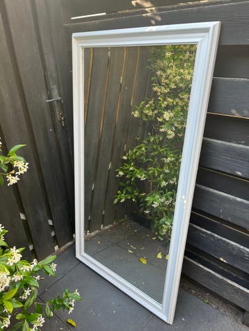 Gratis grote spiegel met houten lijst