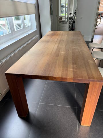 Grote houten eettafel
