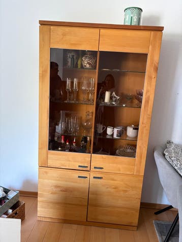 Houten vitrinekast met glazen deuren gratis