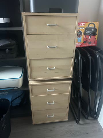 GRATIS: Twee ladekasten met 3 laden, licht hout