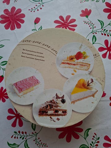 Set van 4 porseleinen gebaksbordjes met taartprint