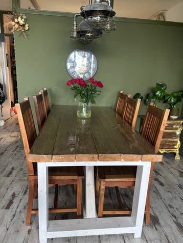 Robuuste eettafel van hout (zonder stoelen)