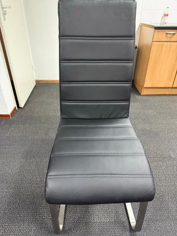 8 stoelen te koop, deels gratis, deels voor 10 euro