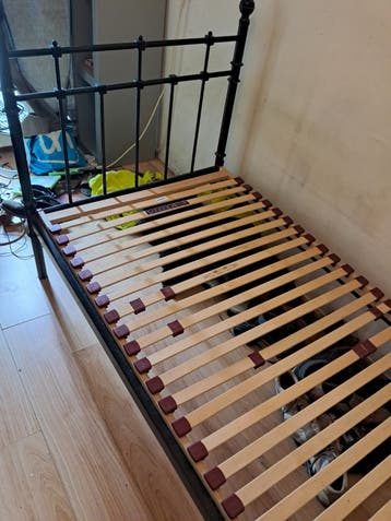 Eenpersoonsbed met metalen frame en lattenbodem