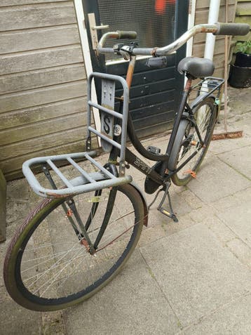 Degelijke stadsfiets met voordrager