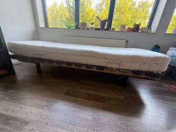 Comfortabel eenpersoonsbed met lattenbodem en matras