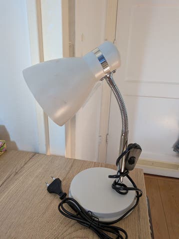 Witte bureaulamp met flexibele arm