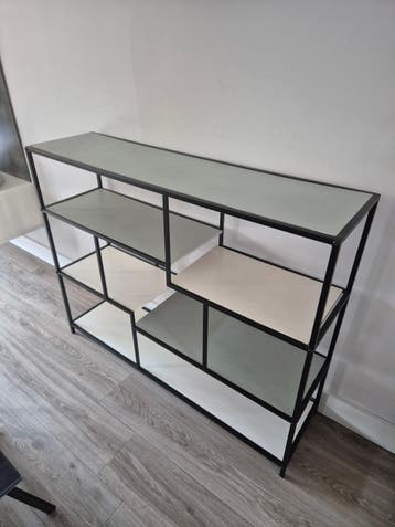 Modern open rek met metalen frame en planken