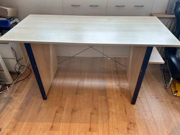 Gratis bureau met zijplankjes
