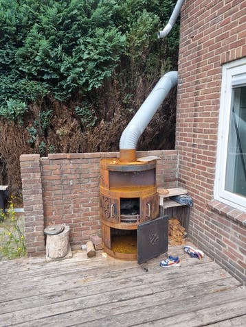 Gratis af te halen: Robuuste kachel met 8m kachelpijp