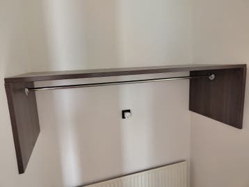 Gratis kapstok grijs met houtnerf