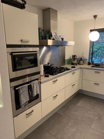 Complete hoekkeuken met Siemens inbouwapparatuur