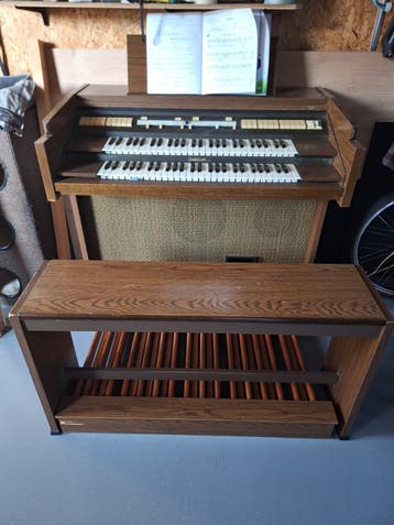 Omegan 7100 Orgel met pedalen en bankje - Werkt goed