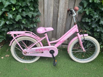 Roze kinderfiets Cooper met lekke achterband