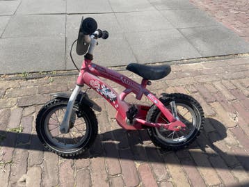 Roze kinderfiets met Cars-thema - Achterband moet vervangen