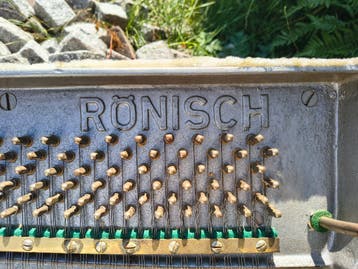 Piano Rönisch panserraam snarenraam gietijzer frame snaren