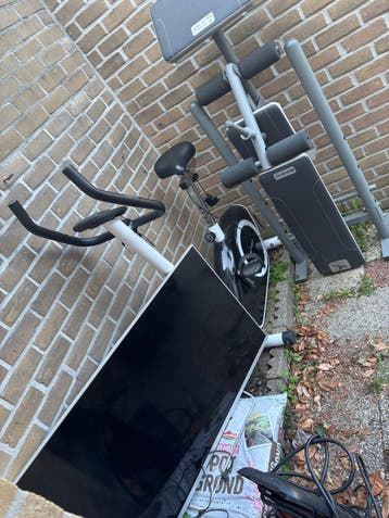 Sony TV, hometrainer en bankdruktafel - setprijs