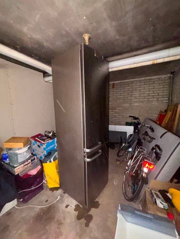Oude koelkast, defect met gaslek (geschikt voor oud ijzer)