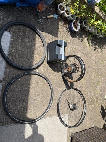 Fietswielen, banden en motor - diverse onderdelen