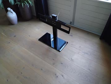 Universele zwarte TV-standaard met glazen onderplaat