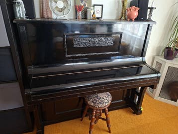 Zwarte wandpiano - GRATIS