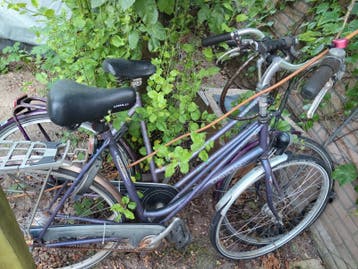 Twee damesfietsen voor onderdelen