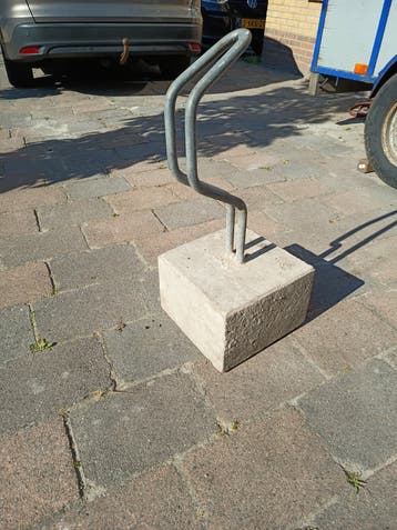 Fietsenrek met betonnen voet