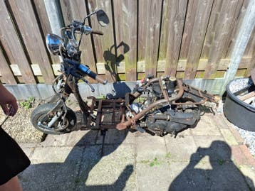 Gratis op te halen: Scooter frame met motorblok