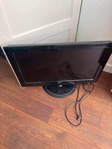 Oude LG tv met beschadigingen - Werkt nog!