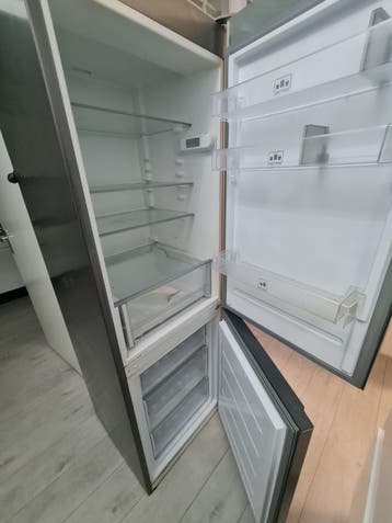 Gratis Defect koelkast, Werkt maar geen koeling
