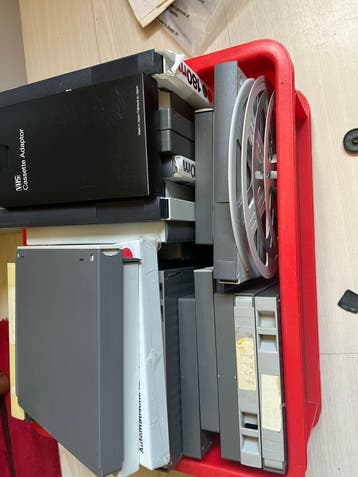 Super 8 filmspoelen, lamp en plakmateriaal