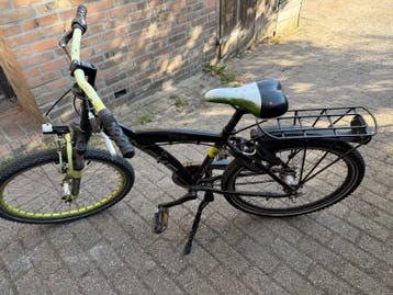 Zwarte fiets met gele accenten en bagagedrager