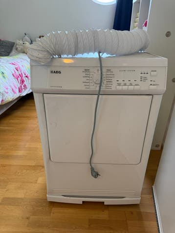 Gratis AEG Lavatherm luchtafvoerdroger met afvoerslang en la