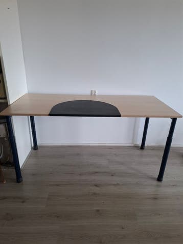 Verstelbaar bureau met licht houten blad