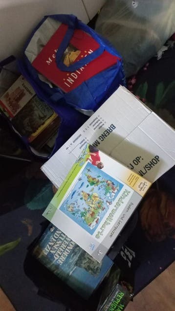 Doos en tassen vol boeken en enkele spellen