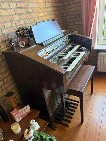 Klassiek elektronisch orgel met twee klavieren