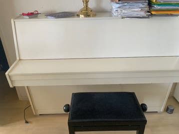 Piano, wit,