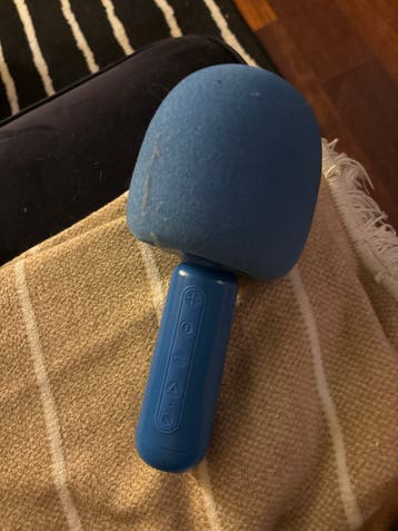 Leuke blauwe karaokemicrofoon voor urenlang zangplezier
