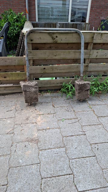 Metalen beugel met betonvoeten