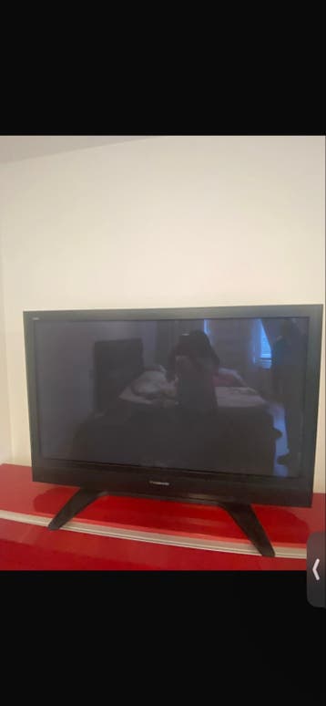 Gratis: Sony TV en dubbel delige TV-meubel (wegens verhuizin