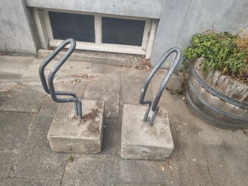 2x Fietsenrek op betonblokken - Mobiel en Stevig