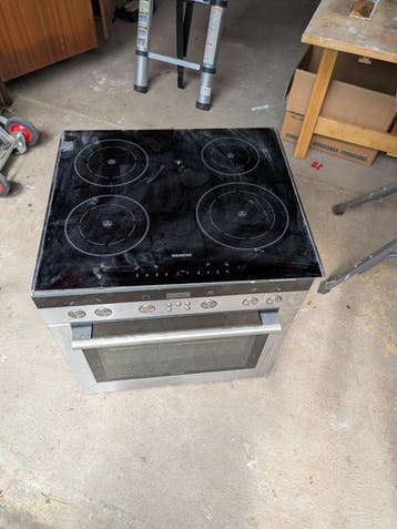Compleet fornuis met oven.