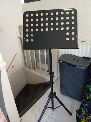 Zwarte muziekstandaard met geperforeerd blad